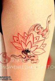 Arm rød lotus tatoveringsmønster