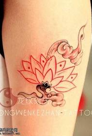 Aarm roude Lotus Tattoo Muster