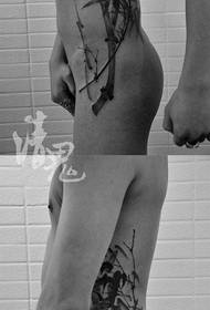 Urlabhra taobh na bhfear a bhfuil tóir air i bpatrún tattoo fionnuar bambú