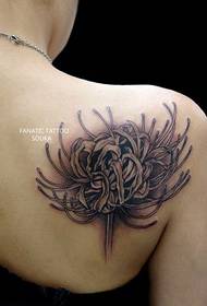 Tatuagem de flor bonita e sombria