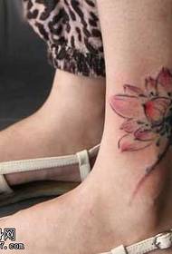 Fallega Lotus blóm húðflúr á fótleggjunum