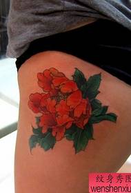 Момиче бедрата цветни божур цвете татуировка модел
