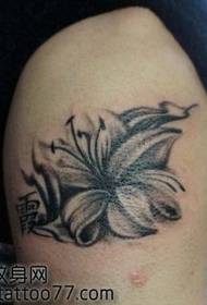 Wzór tatuażu kwiat lilii ramienia