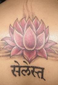 Lotus di spalla di culore rosa cù u tatuatu di carattere indianu