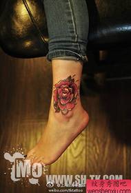 Ženski gležanj popularni uzorak tetovaže ruža