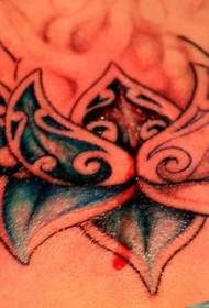 Tatuaggio di loto indù sacro colorato addome