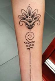 Tytön käsivarsi mustalla harmaalla luonnoksella piikki taito kirjallinen lotus tatuointi kuva