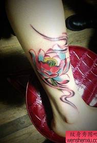 아름다운 여성의 다리를위한 아름답게 아름다운 연꽃 문신 패턴