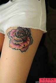 Bellissimo modello di tatuaggio rosa per belle gambe di donne