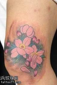Krásne tetovanie čerešňového kvetu na nohách