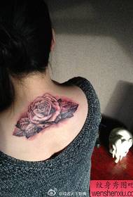Umărul spatelui fetei este frumos și popular model de tatuaj de trandafir gri negru