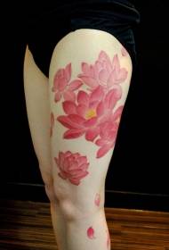 Sievietes augšstilba radošais rozā lotosa tetovējums