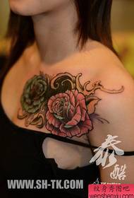 un tatuaggio tatuaggio sul petto di una ragazza