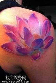 Vackra lotus tatueringsmönster på axeln