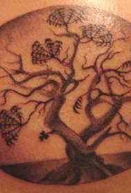 Zuri-beltzeko zuhaitz tatuaje argazkia