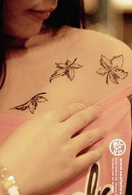 Klassesch Totem Blat Tattoo Muster populär op Meedercher Schëlleren