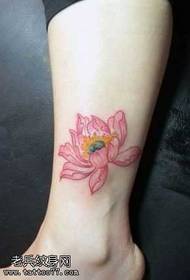 Patrón de tatuaxe de loto de cor da perna