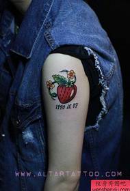 लड़की के हाथ का रंग छोटा स्ट्रॉबेरी टैटू पैटर्न