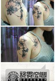 Dievčenské ramená ramená krásne a krásne čiernobiele kvetinové tetovanie