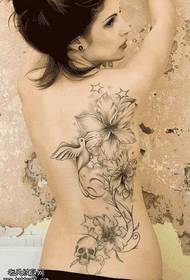 Tatuagem de flor bonita na cintura