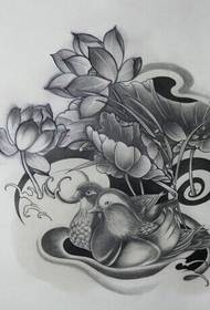 Slika lijepe crno-bijele patke sa tetovažom patke mandarine u obliku lotosa