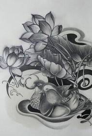 Bella immagine in bianco e nero dell'immagine del manoscritto del tatuaggio dell'anatra di mandarino del loto