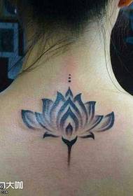 Takaisin lotus-tatuointikuvio