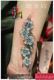 Wzór tatuażu kwiat wiśni, który lubią dziewczyny