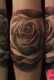 Nzuri na nzuri nyeusi na kijivu rose muundo wa tattoo