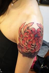 Mtundu wofiyira wa chrysanthemum tattoo paphewa