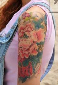 女孩手臂彩色牡丹花朵紋身圖案