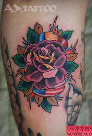 Padrão de tatuagem de rosa colorida linda e bonita