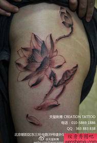Rašomas tik lotoso tatuiruotės raštas ant kojų