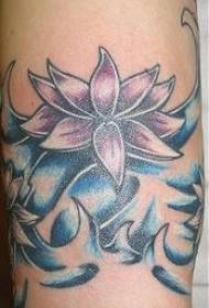 Cvijet lotosa u boji nogu u uzorku vodene tetovaže