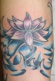Fiore di loto di colore delle gambe nel modello del tatuaggio dell'acqua