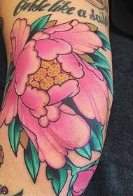 Iphethini enkulu ye-peony tattoo emilenzeni