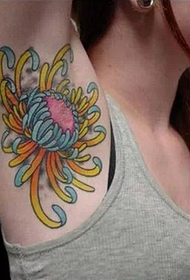 Kvinne arm ned chrysanthemum tatoveringsmønster