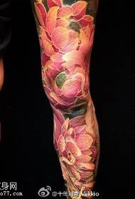 Geverfde lotus-tatoo-patroon op die been