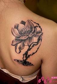Мода гроздобер црно-бел тетоважа на лотос