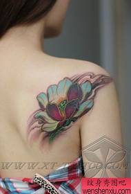 Perinteinen värillinen lotus-tatuointikuvio tytöille, joilla on kaunis olkapää