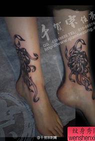 Modeli i tatuazhit të bukur të zi dhe gri të krizantemës në kyçin e këmbës së vajzës