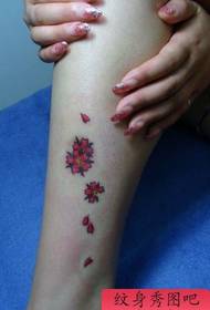 Meisjesbenen kleuren kersenbloesem tattoo patroon