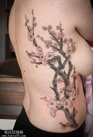 Tatuaggio di prugna sul lato del petto