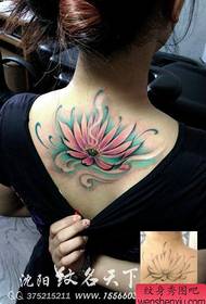 Beautiful and beautiful colored lotus tattoo pattern on the back of the girl