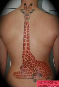 un modello di tatuaggio giraffa