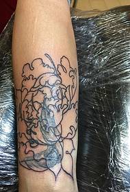 تزهر زهرة الفاوانيا الأرجواني على الذراع
