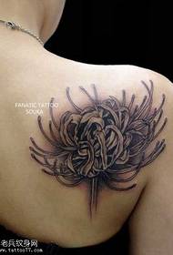 Patrón de tatuaje de crisantemo negro ceniza