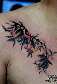 Muška prsa s uzorkom tetovaže breskve