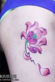 Modeli i tatuazhit të lotusit në këmbë