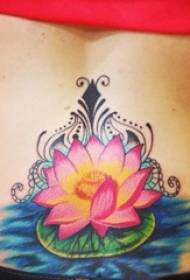 Cailín scoile ar ais péinteáilte ar phlandaí línte gearra teibí pictiúr Lotus tattoo